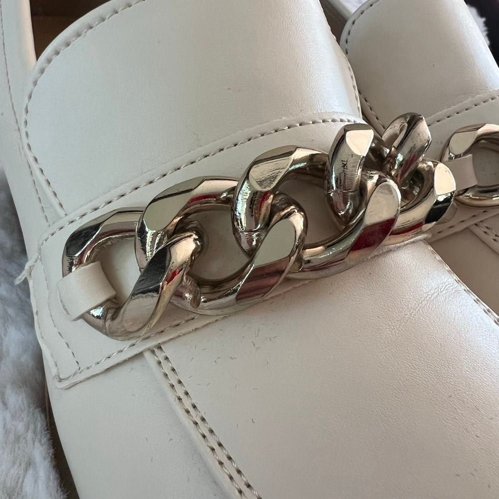 NIB Women's Nine West Char Ivory Loafers with Gold Chain Size 7.5 - Picture 9 of 10